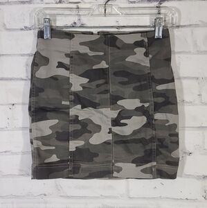 Gray Camo Print Mini Skirt, Sz 25